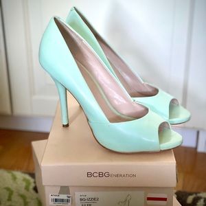 BCBG IZZIE PEEP TOE HEELS IN JULEP